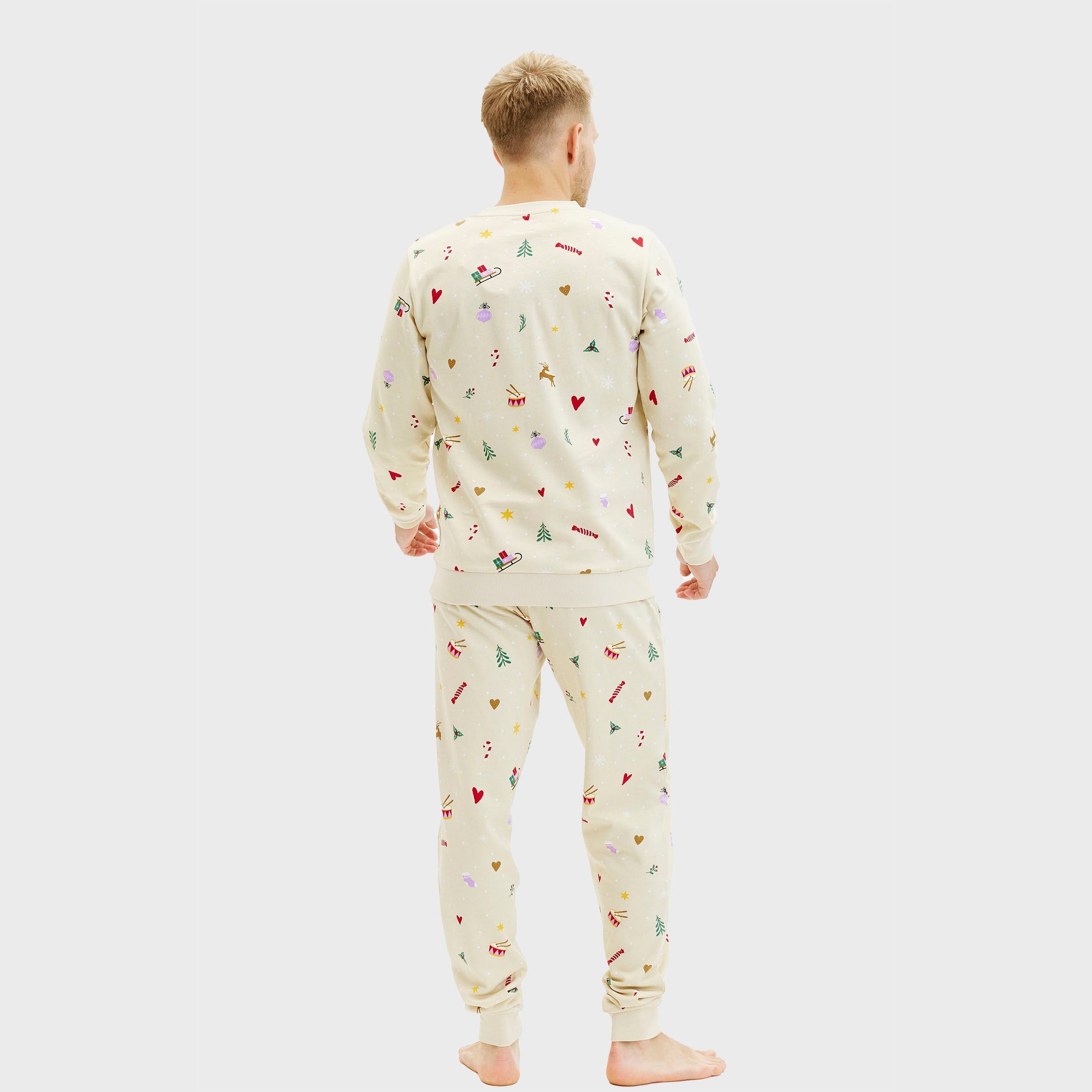Beiger Weihnachts-Pyjama Herren mit buntem Muster, nachhaltiger Weihnachtspullover Herren.